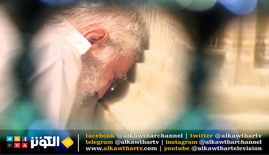 بالصور.. قائد الثورة يشارك في مراسيم إزالة الغبار عن مرقد الامام الرضا عليه السلام