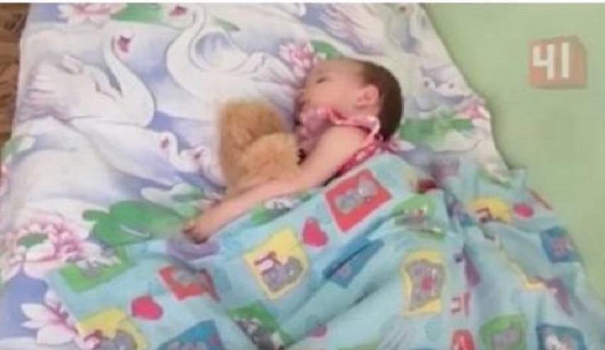 بالصور.. نامت طفلتها لعام كامل ولم تستطع ايقاظها!