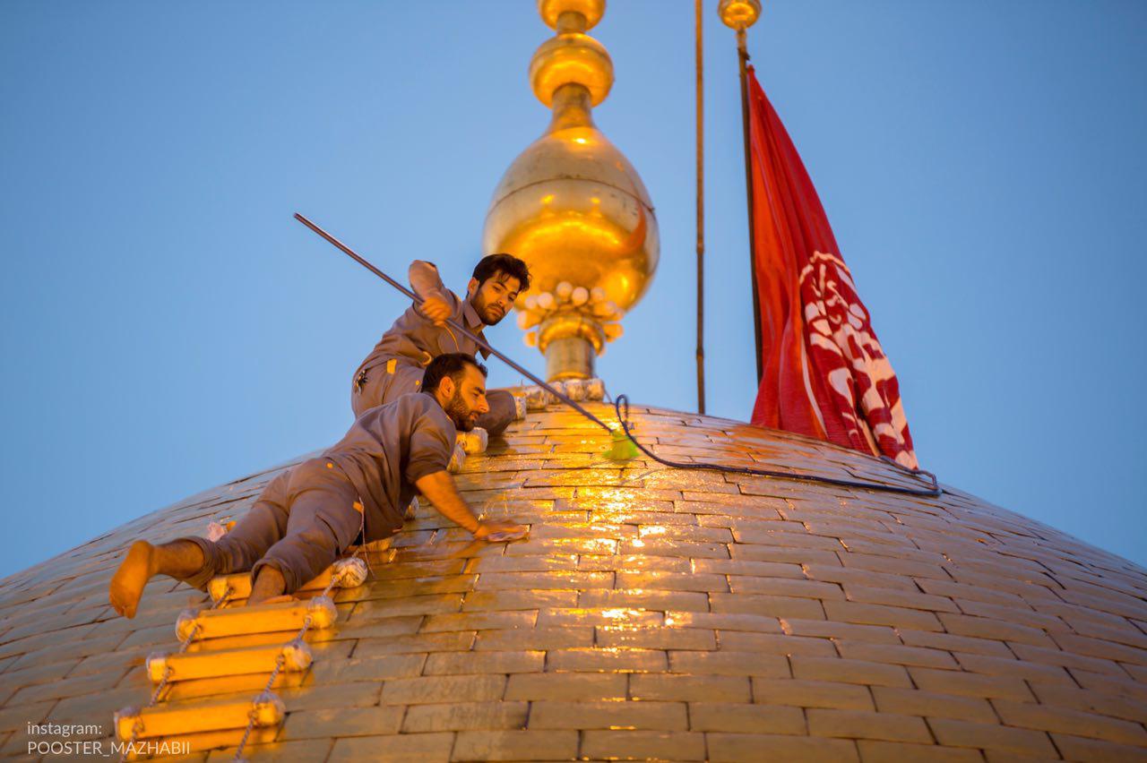 بالصور.. غسل القبة الذهبية لمرقد أبي الفضل العباس عليه السلام