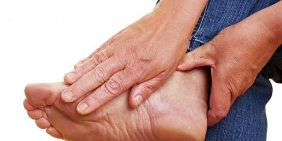 هل تشعر بتنميل القدمين؟ إليك العلاج المناسب!