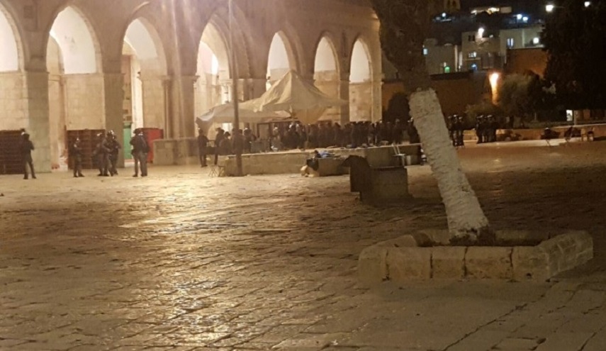 أكثر من مائة إصابة خلال المواجهات مع الاحتلال داخل باحات الأقصى