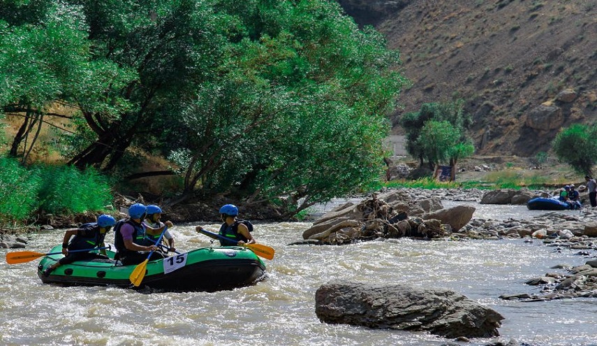 شاهد بالصور.. ماراثون ركوب الطوافات في ايران بمشاركة نسوية