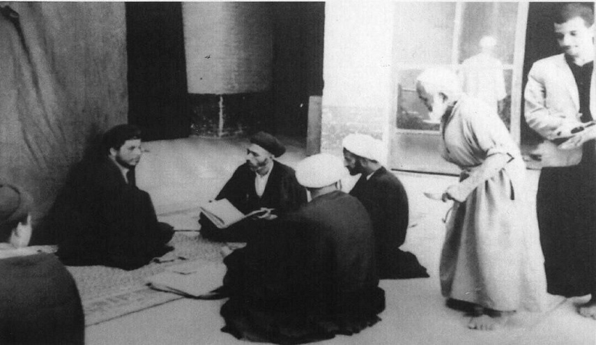 شاهد.. صورة نادرة للمرجع والمفكر الشهيد محمد باقر الصدر (رض)