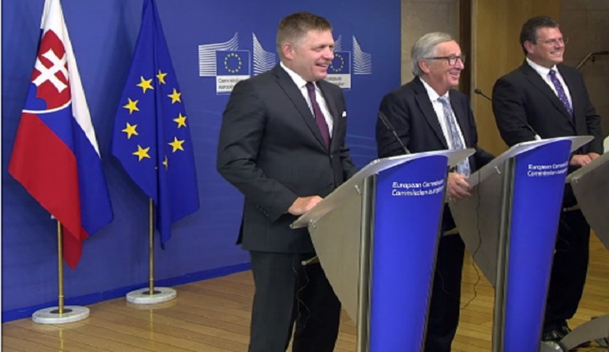 اتصال من ميركل يثير موجة ضحك في مؤتمر صحفي!