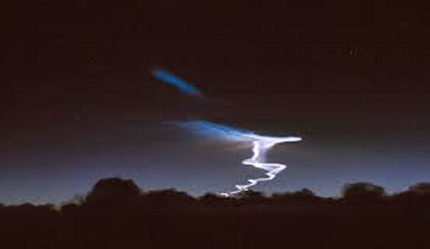 طيار يرصد حدثا فريدا من نوعه في السماء