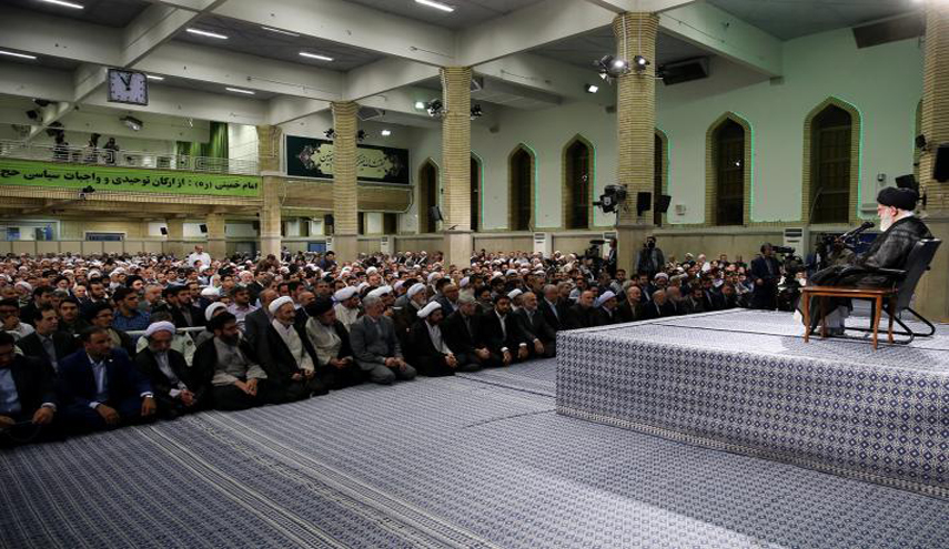 الإمام الخامنئي يلتقي القائمين على شؤون الحج في الجمهورية الإسلامية