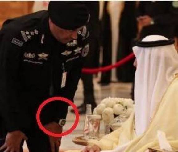 شاهد: حارس الملك السعودي يثير ضجّة عارمة بساعته.. لن تتخيّلوا سعرها!