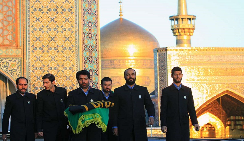 مراسم استبدال راية قبة الإمام الرضا(ع) في مشهد المقدسة بالصور