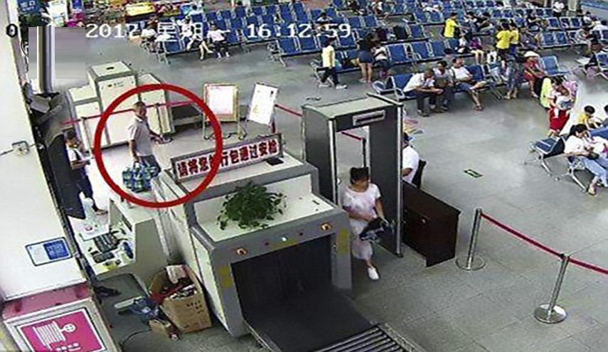 بالصور.. العثور على ذراع بشرية بحقيبة مسافر صيني!