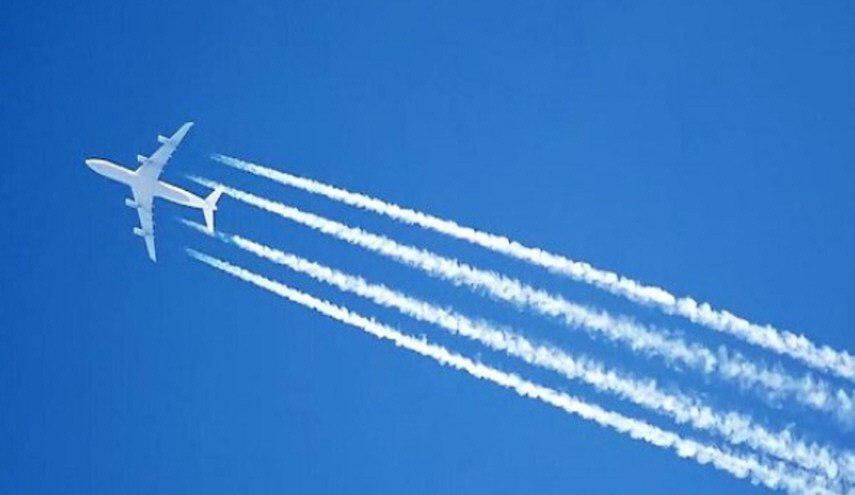 ما سر الخطوط البيضاء التي تخلفها الطائرات في الجو؟