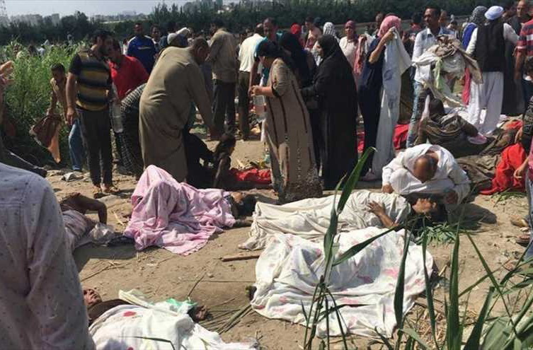 بالصور .. سيلفي والجثث خلفي يشعل ضجة واسعة في مصر !!