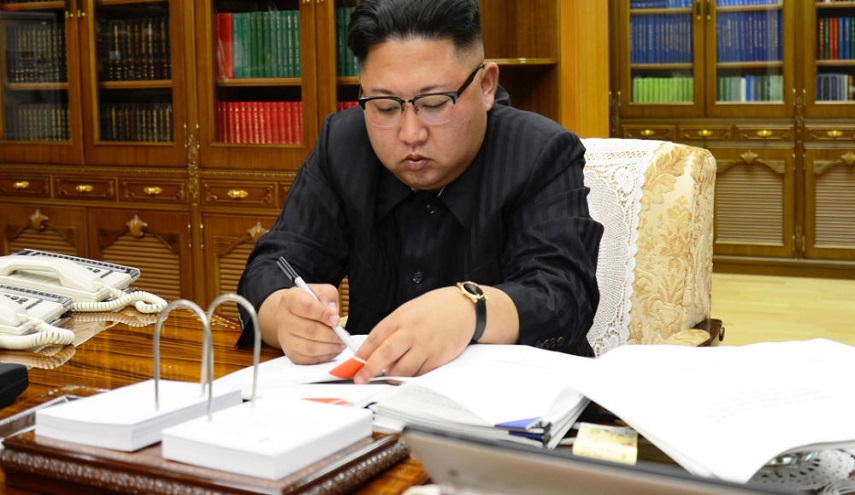 زعيم كوريا الشمالية يتسلم تقريرا من الجيش بشأن إطلاق صواريخ تجاه غوام