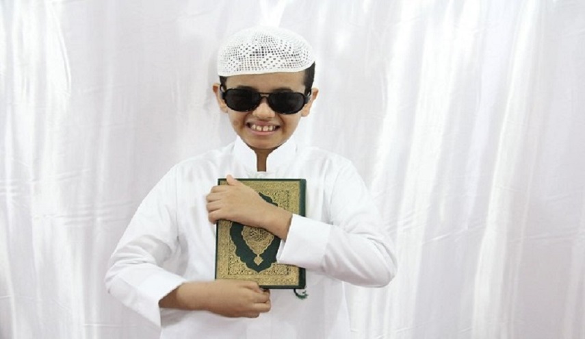 فقدان البصر لم يمنع هذا الطفل من حفظ القران الكريم 