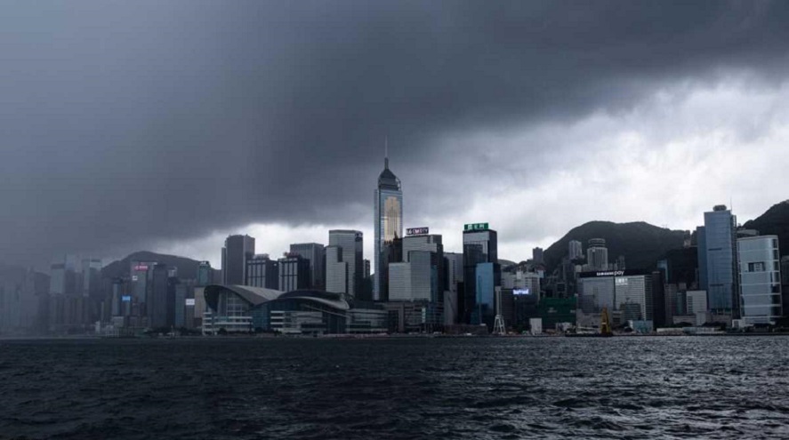 هونج كونج تستعد لـ"هاتو" وتتوقع الأسوأ