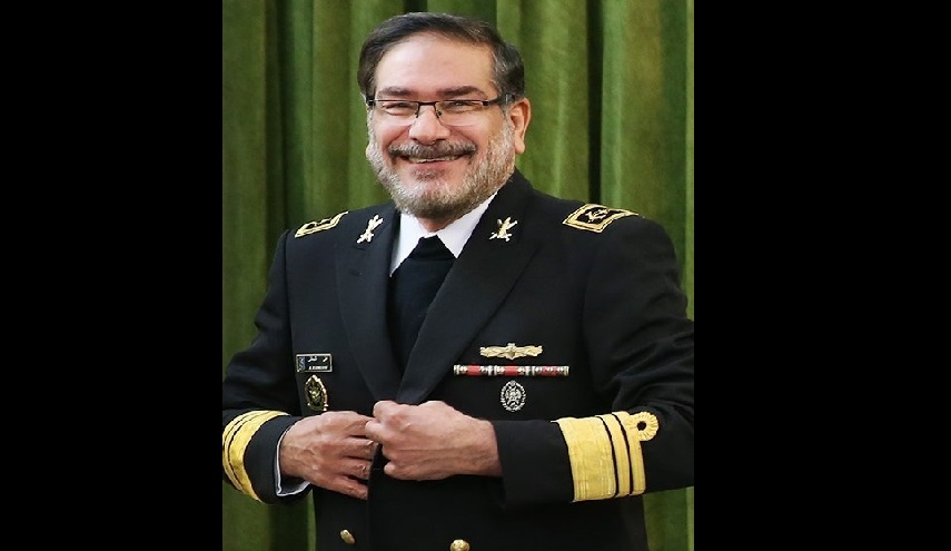 الادميرال علي شمخاني بالملابس العربية (صور)