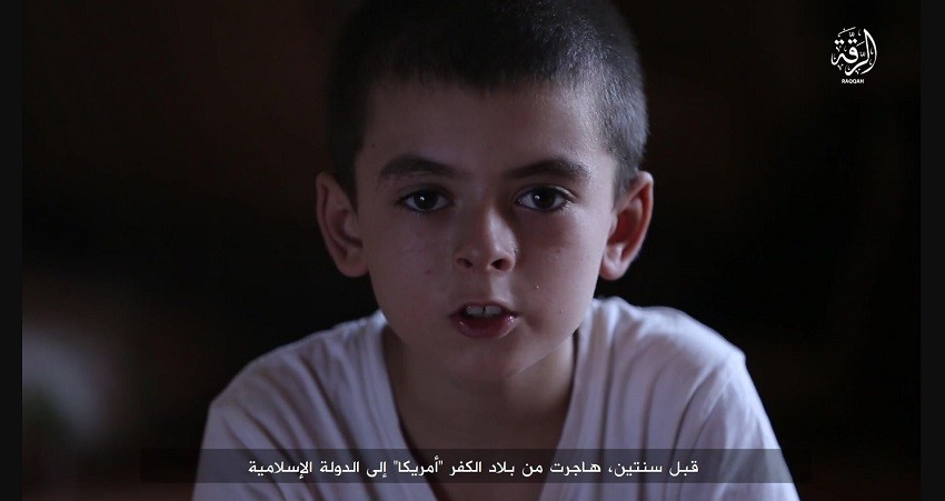 شاهد.. وجه إعلامي جديد لداعش مع بندقية أميركية!