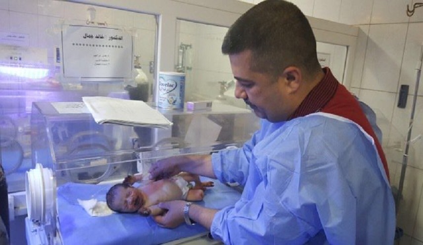 العراق..التبرع براتب لـ"الطفلة المعجزة" وارتفاع طلبات تبنيها