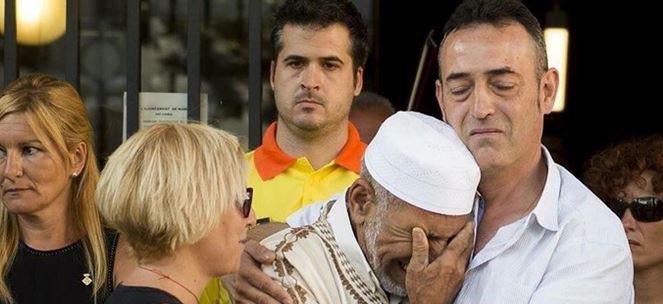 إمام مسجد يبكي اصغر ضحايا هجوم برشلونة، وهذا ما فعله والدا الطفل!