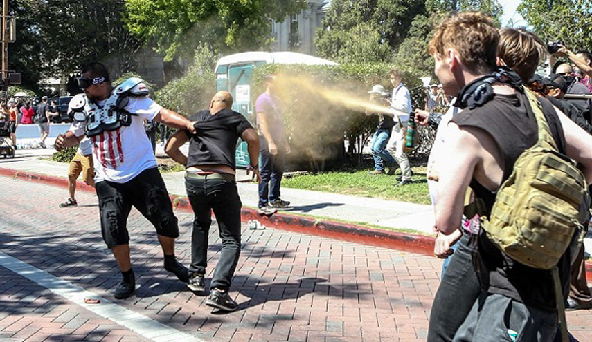 صدامات في بيركلي الأميركية بين مؤيدين لترامب ومعارضين له