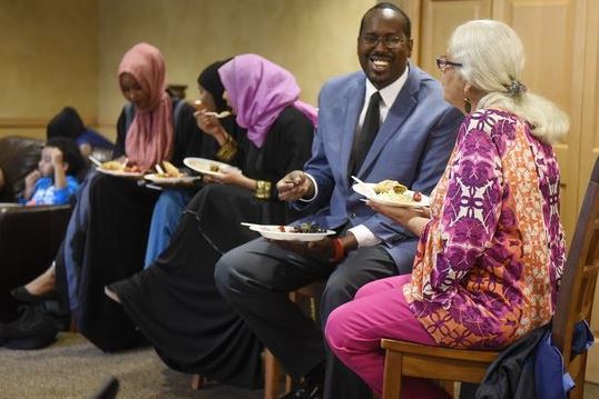 بالصور... أسرة أمريكية مسلمة تستضيف المواطنين للتعريف بالإسلام 