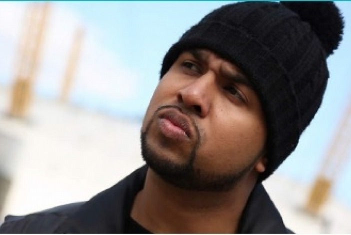 فنان كوميدي مسلم يواجه الإسلاموفوبيا من خلال اليوتيوب 