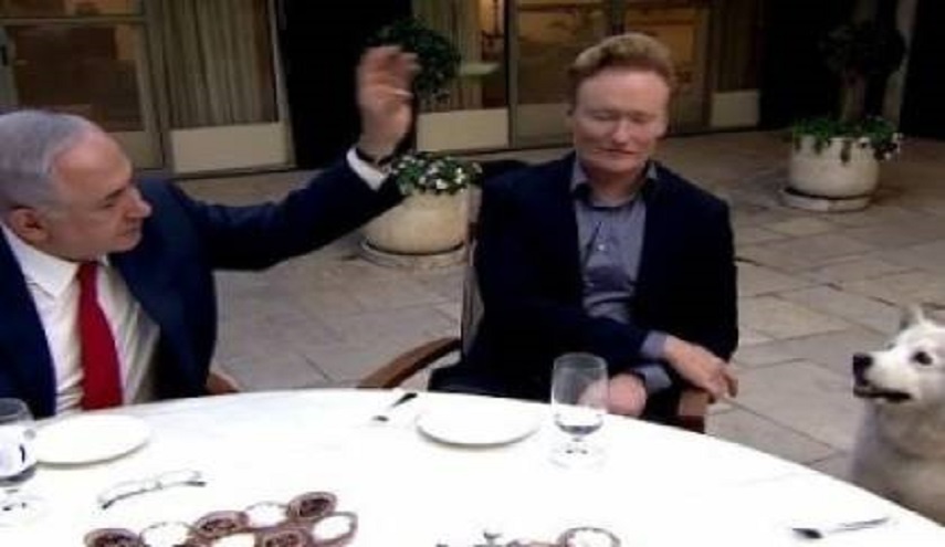 مذيع أميركي يُغضب أنصار القضية الفلسطينية بصورة "الشكشوكة"ومشروب "الفصل العنصري"!