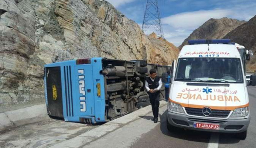 مصرع واصابة 44 شخصا في انقلاب حافلة تقل طالبات جنوب ايران