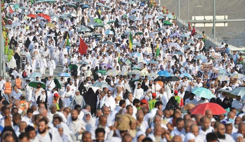 صورة مؤثرة...حاجّة تحمل والدتها على ظهرها طوال أيام الحج