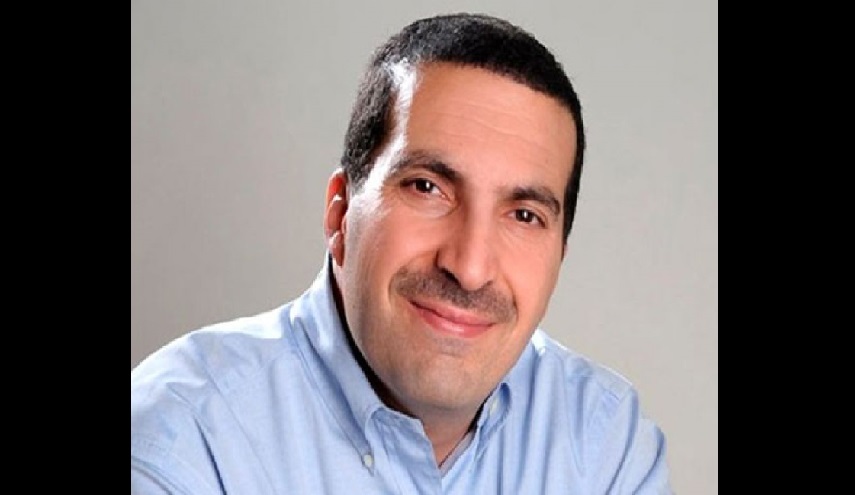 عمرو خالد مع ناشط اخواني يرفع شعار رابعة! (+صورة)