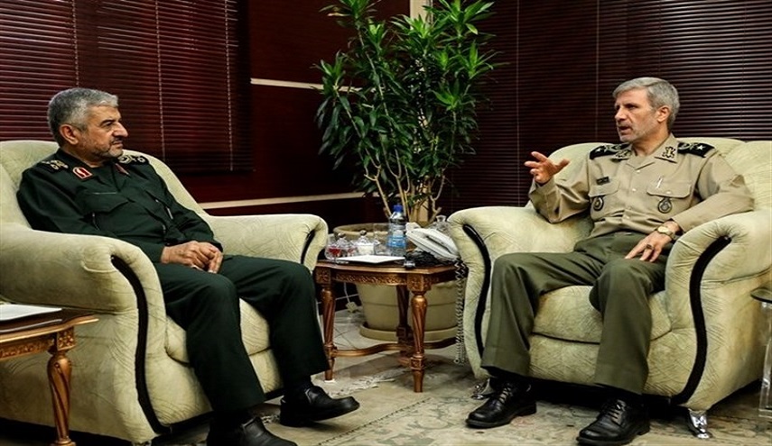 وزير الدفاع وقائد حرس الثورة يؤكدان تعزيز القدرات الدفاعية بما يناسب التهديدات