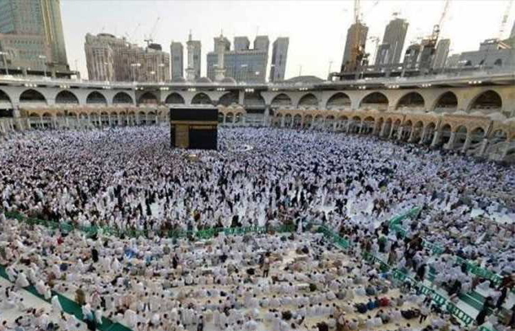 طاف حول الكعبة 700 مرّة من دون أن يحجّ.. إليكم قصّته!