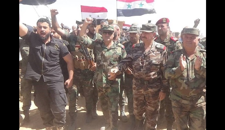 بالصور..وزير الدفاع السوري في مدينة دير الزور بعد فك الحصار عنها