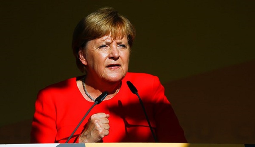 ميركل تُرشق بالطماطم للمرة الثانية في أسبوع!