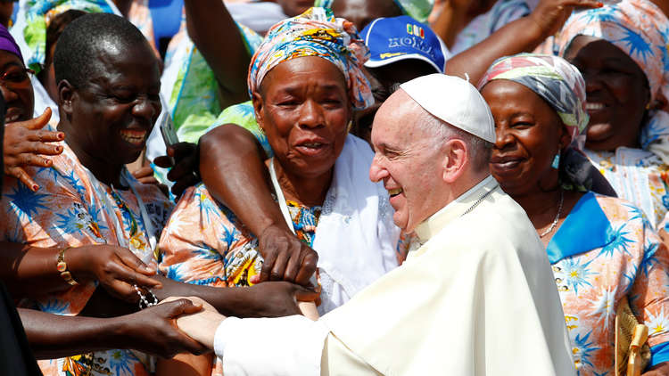 بالصور.. إصابة بابا الفاتيكان جراء حادث لسيارته في كولومبيا