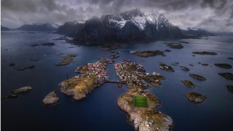 صوة القرن .. ملعب كرة قدم فريد من نوعه!