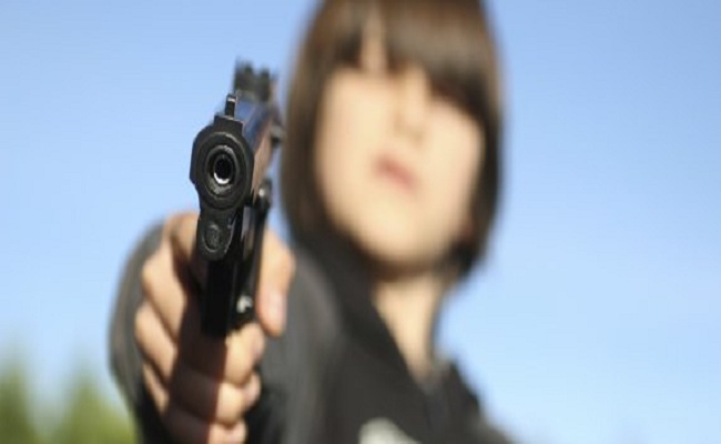 طفل عربي في الرابعة من عمره يقتل أمه بالرصاص!