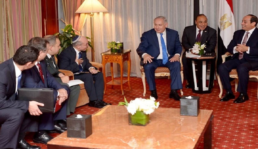 السيسي متناسيا كل الشهداء يستلطف "مهندس" حروب غزة.. فمن هو؟