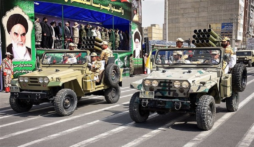 شاهد بالصور: عرض عسكري كبير في عدد من المدن الايرانية