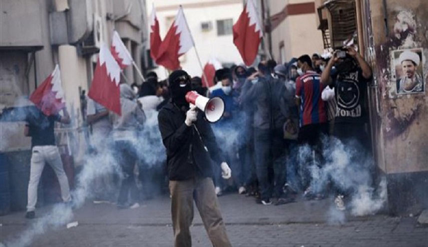 القوات البحرينية تطلق الغازات الخانقة في الحسينيات