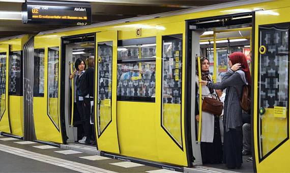 عراقية سلمت مبلغاً ضخماً وجدته في المترو.. و هذا ما طلبته بدل الجائزة!