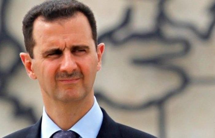 بالصورة.. معارض يضع علم "الثورة" يعلق على صورة الأسد: الله يحميك!