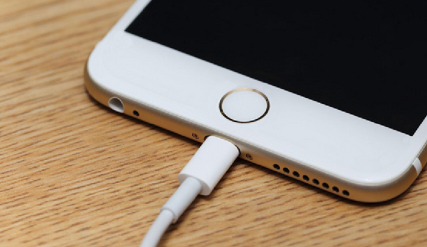 لهذه الاسباب.. توقفوا الآن عن شحن هواتفكم ليلاً!!