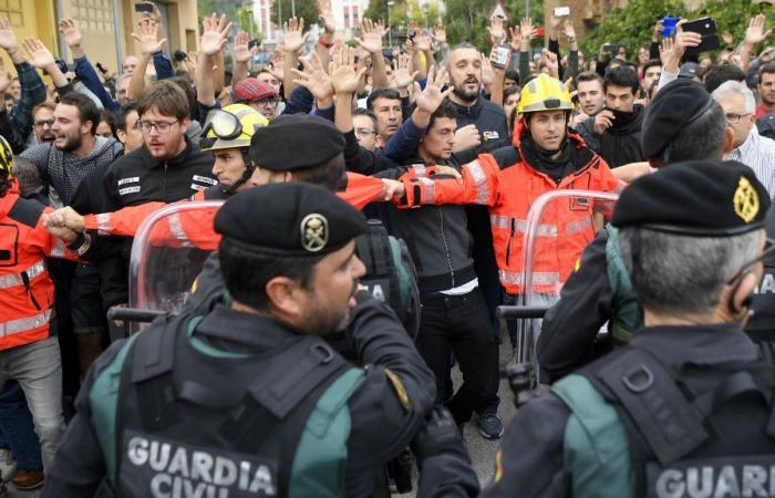 كتالونيا.. إصابة 38 شخصاً إثر مهاجمة الشرطة الإسبانية لمتظاهرين في برشلونة 