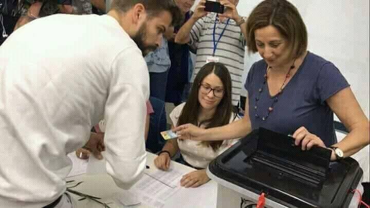 بالصور... لاعب برشلونة "جيرارد بيكيه" يصوت لصالح استقلال كتالونيا