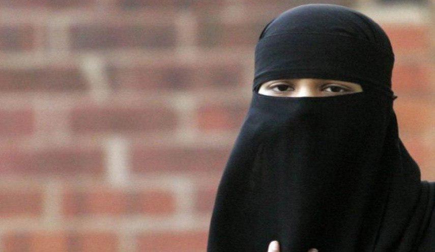 بالصور.. هذا ما فعلته الشرطة النمساوية مع امرأة منقبة