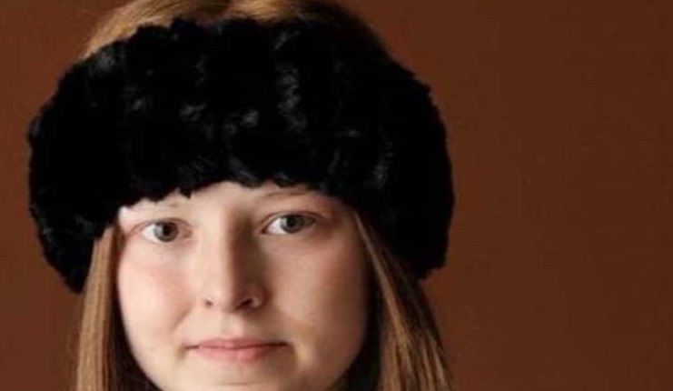 شاهد.. بعد وفاتها بالسرطان، اكتشف والداها مفاجأة خلف مرآتها!