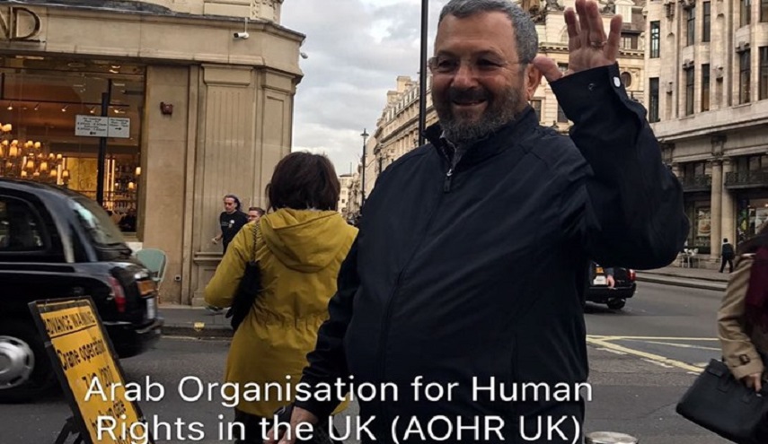 بالرغم المطالبة بالقبض عليه ايهود باراك يتجول في شوارع لندن