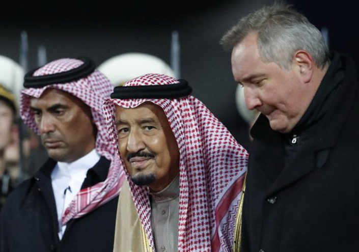 هكذا يبررون إهانة الملك السعودي في روسيا !