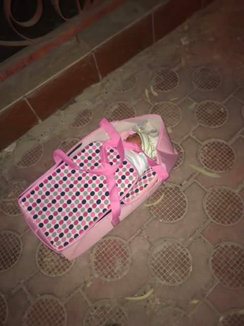  بالصور .. رضيعة عراقية في صندوق زجاجي وفوقها تحذير!