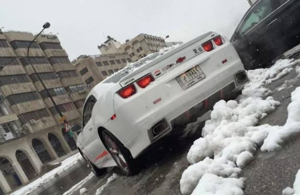 سيارة "تقفز" من الخط السريع لتستقر على سقف منزل في بغداد! (صورة)